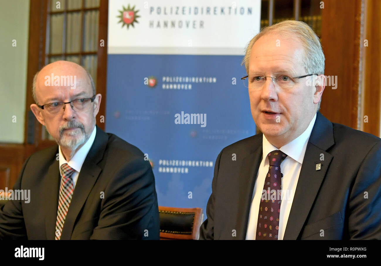 07 November 2018, Lower Saxony, Hannover: Stefan Schostok (r), Lord Mayor of Hanover, and Hanover's Police Commissioner Volker Kluwe (l) present a safety report during a press conference. The city of Hanover has recently sent its own security service onto the streets in consultation with the police. Photo: Holger Hollemann/dpa Stock Photo