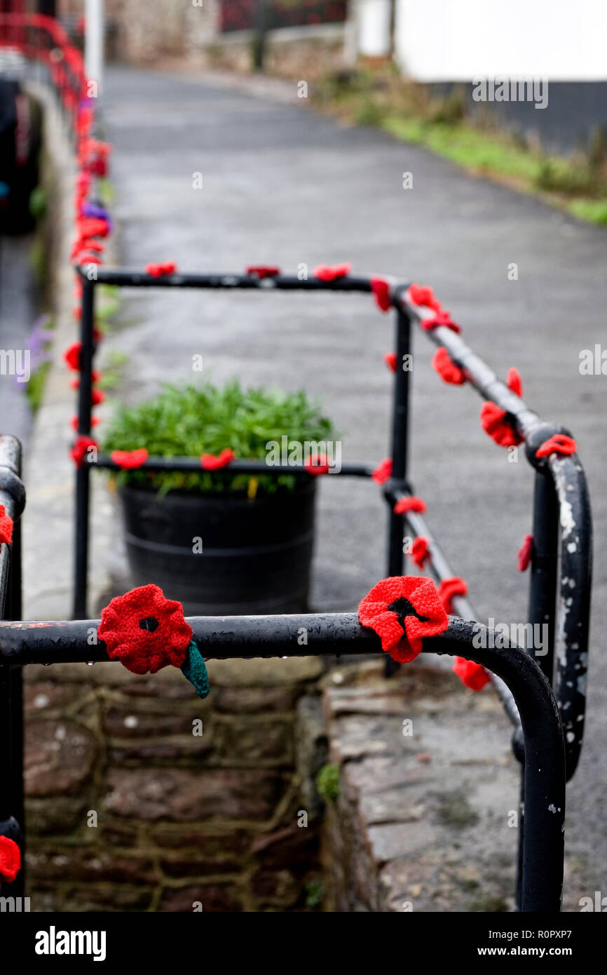 Bishopsteignton Village, South Devon. 7th Nov 2018. Bishopsteignton Village have come together with community groups including the local school, Scouts and Brownies to knit and crochet over 2,500 poppies to mark the end of World War 1. The poppies are adorning railings, gates and even bollards through the village to create a striking display to commemorate the 100 years since the end of WW1. Credit: Vicki Gardner/Alamy Live News Credit: Vicki Gardner/Alamy Live News Stock Photo