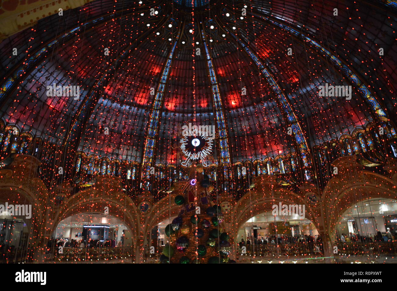 Paris, France. 7th Nov 2018. Christmas Tree of the Galeries Lafayette in Paris 9th district. 7 november 2018.  ALPHACIT NEWIM / Alamy Live News Stock Photo
