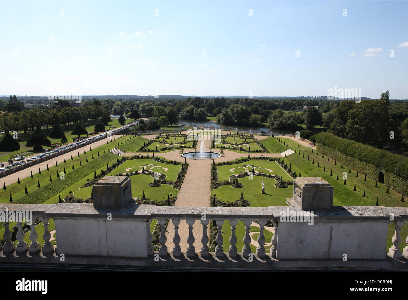 Hampton court palace maze hi res stock photography and images Alamy