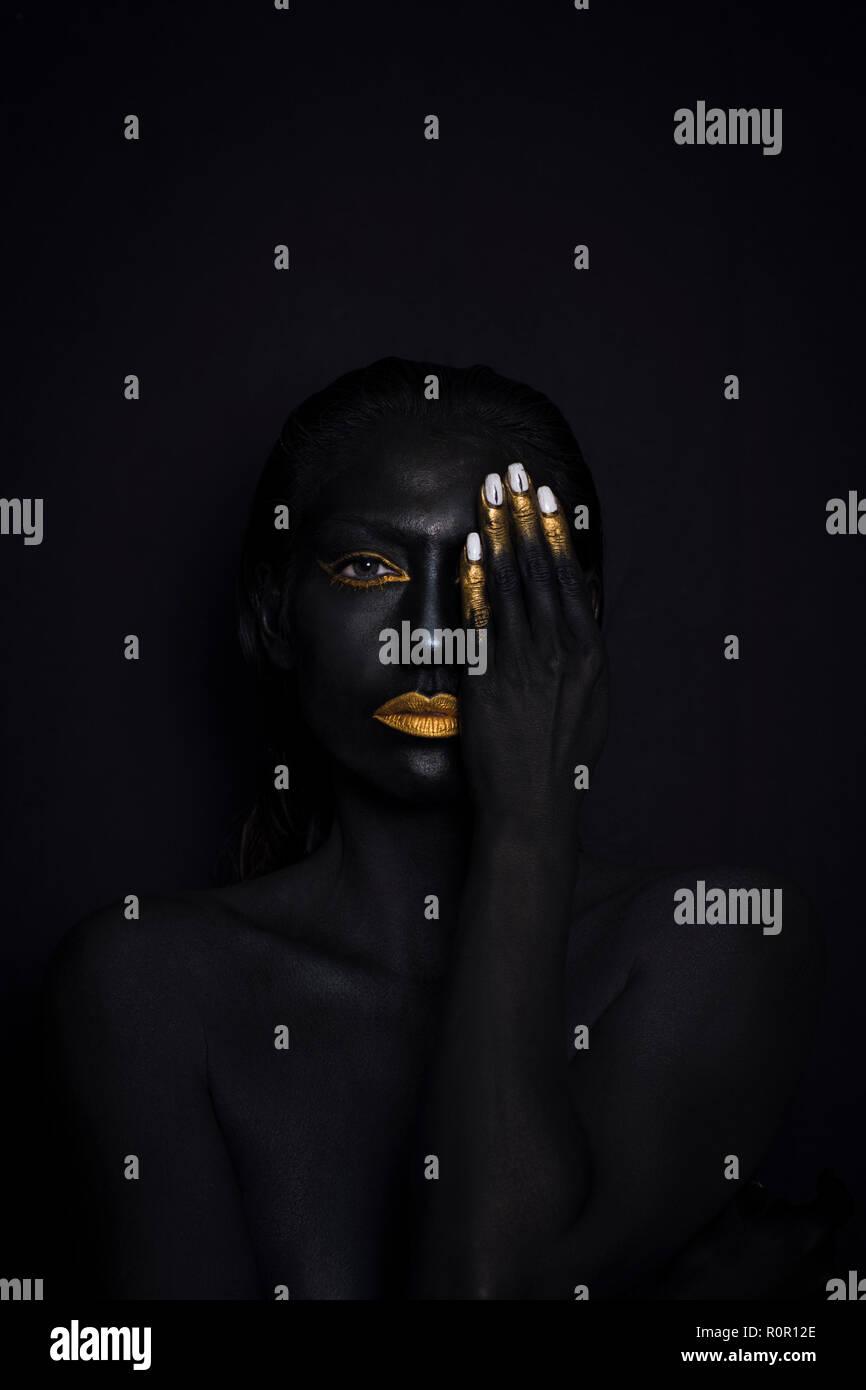Gold bodypaint hires stock photography and images Alamy