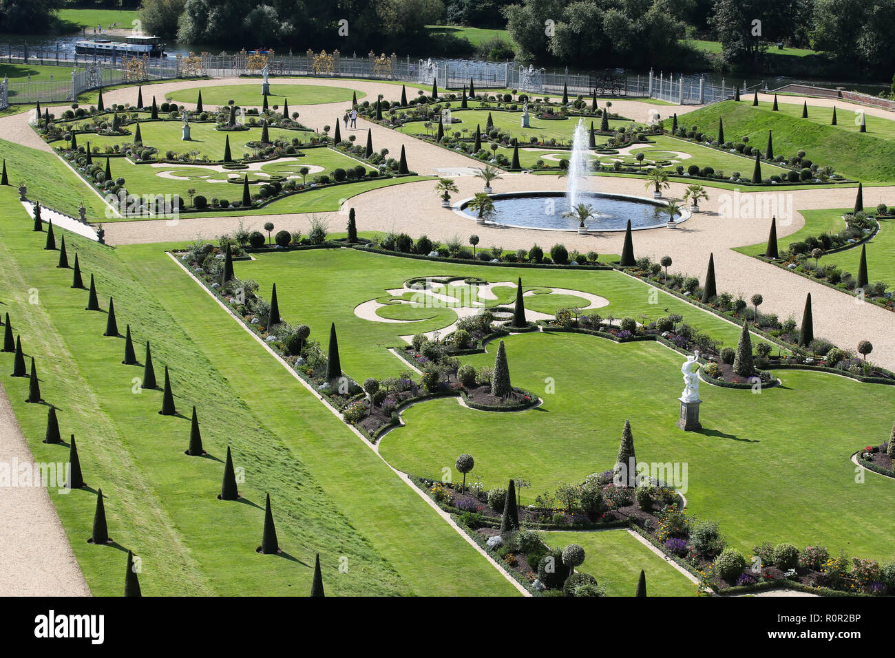Hampton court palace maze hi res stock photography and images Alamy Hampton court palace maze hi res stock photography and images Alamy