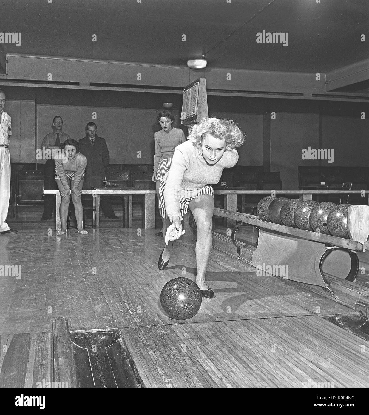 Bowling in the 1950s. Actress Ullacarin Rydén pictured when bowling for the first time.  1950.  Photo Kristoffersson ref AY35-11 Stock Photo