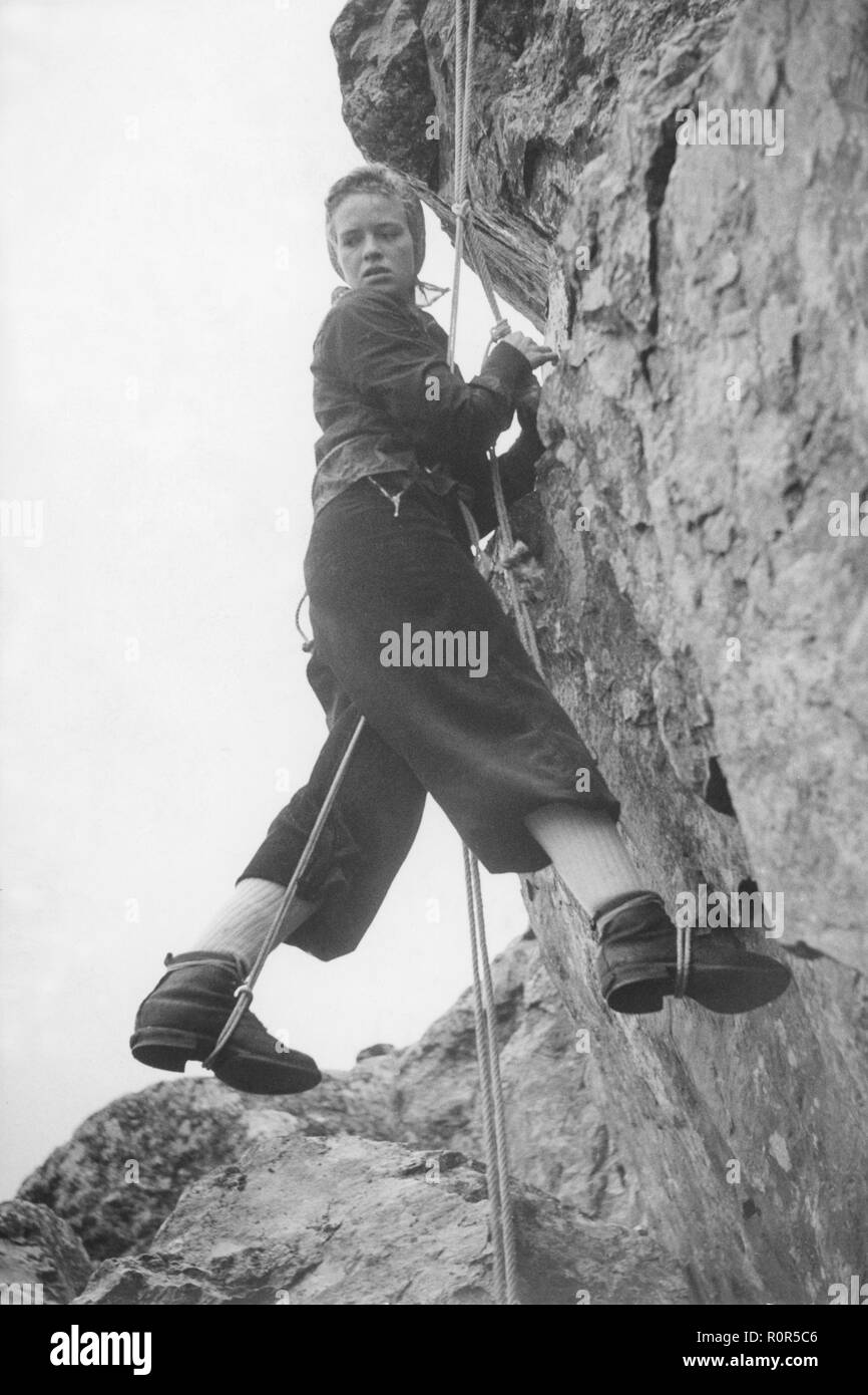 Women climbing rope Black and White Stock Photos & Images Alamy