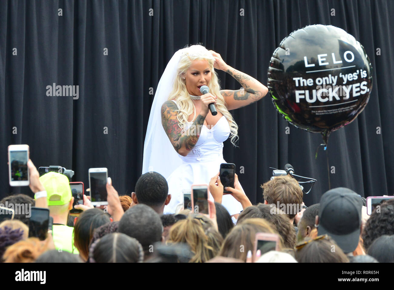 Amber Rose joins her mom Dorothy Rose and thousands of fans and women's