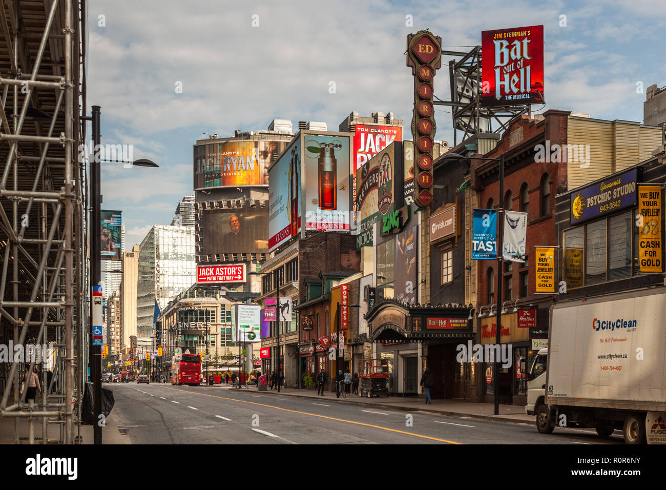 toronto-canada-october-10-2018-streets-of-canadian-metropolis-toronto-R0R6NY.jpg