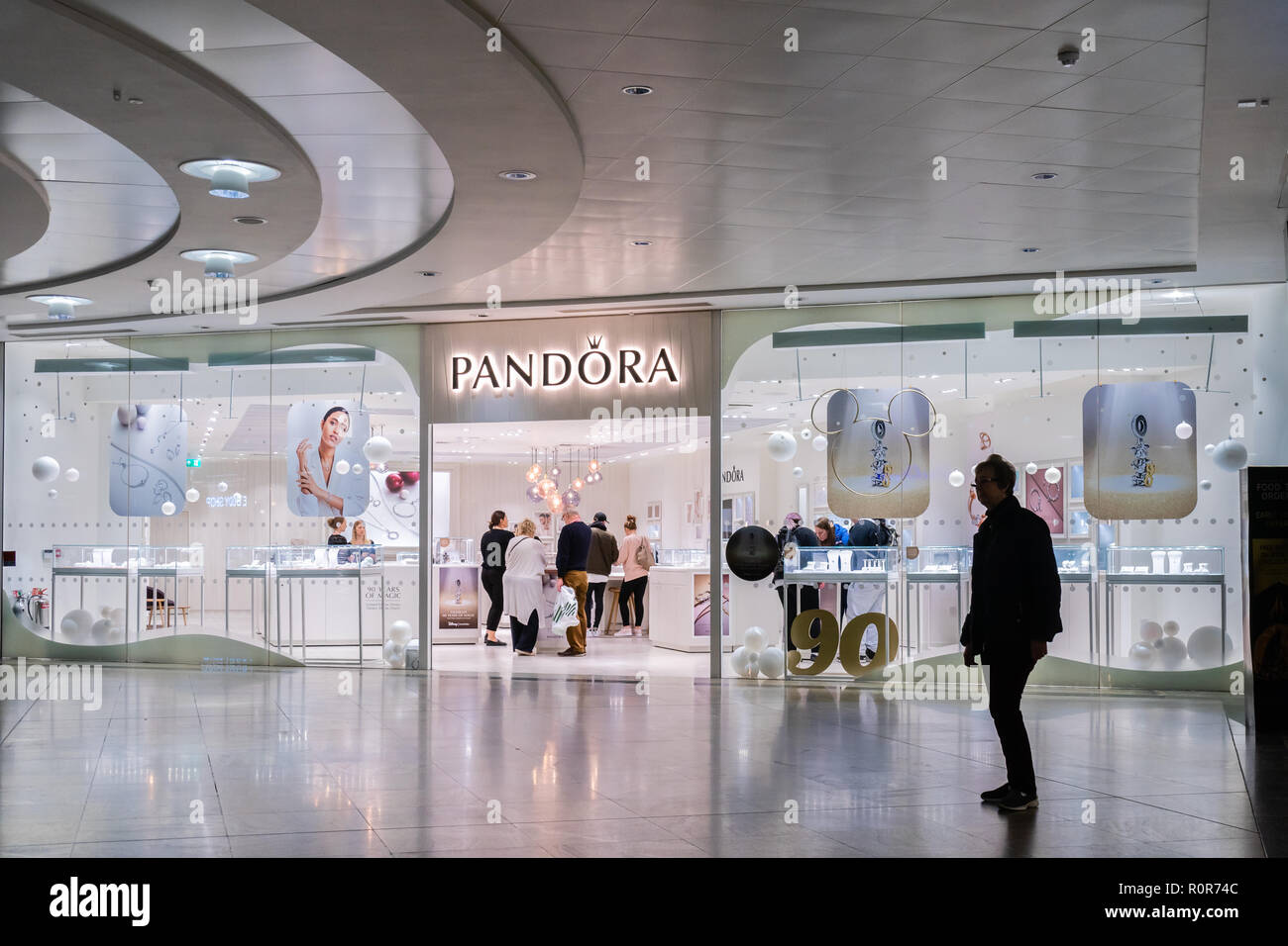 Pandora Shop High Resolution Stock Photography and Images - Alamy