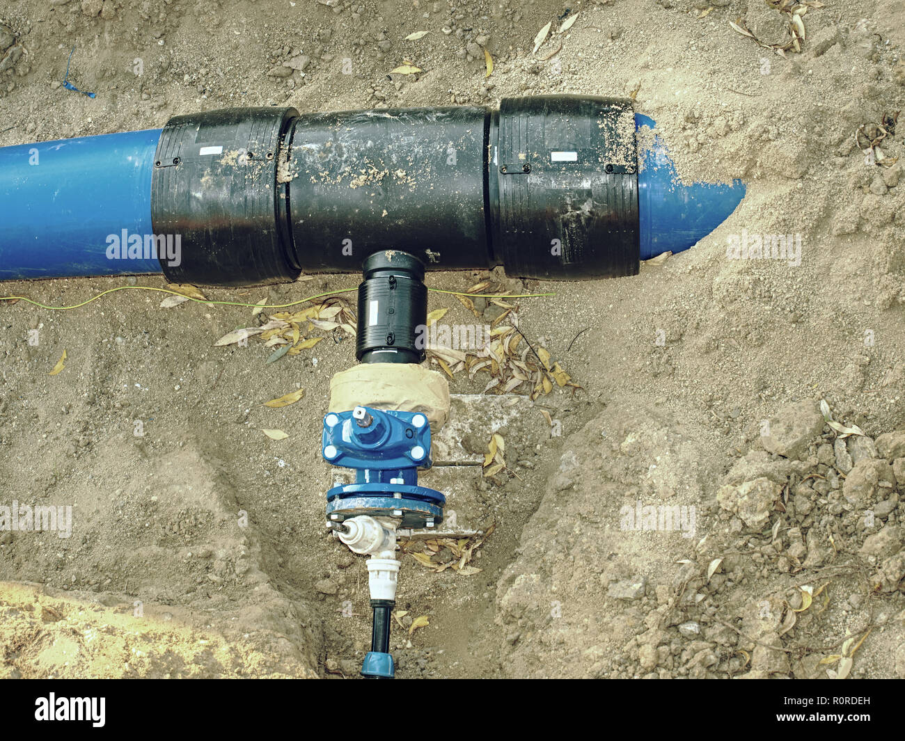 HDPE pipe thread tap to thread the distribution pipe with ball valve at