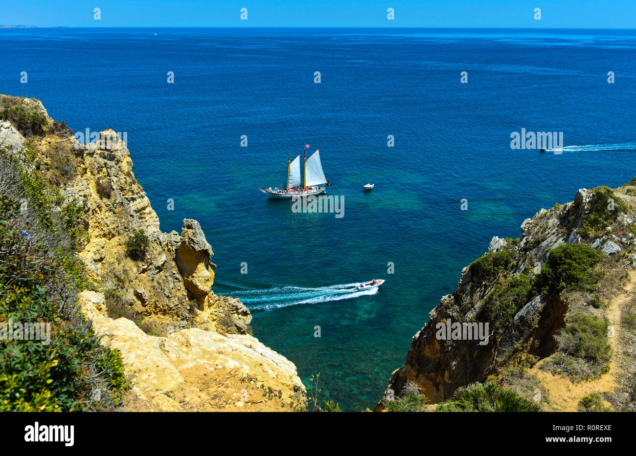Sailboat and motorboats off Camilo Beach, Praia do Camilo, Lagos, Algarve, Portugal Stock Photo
