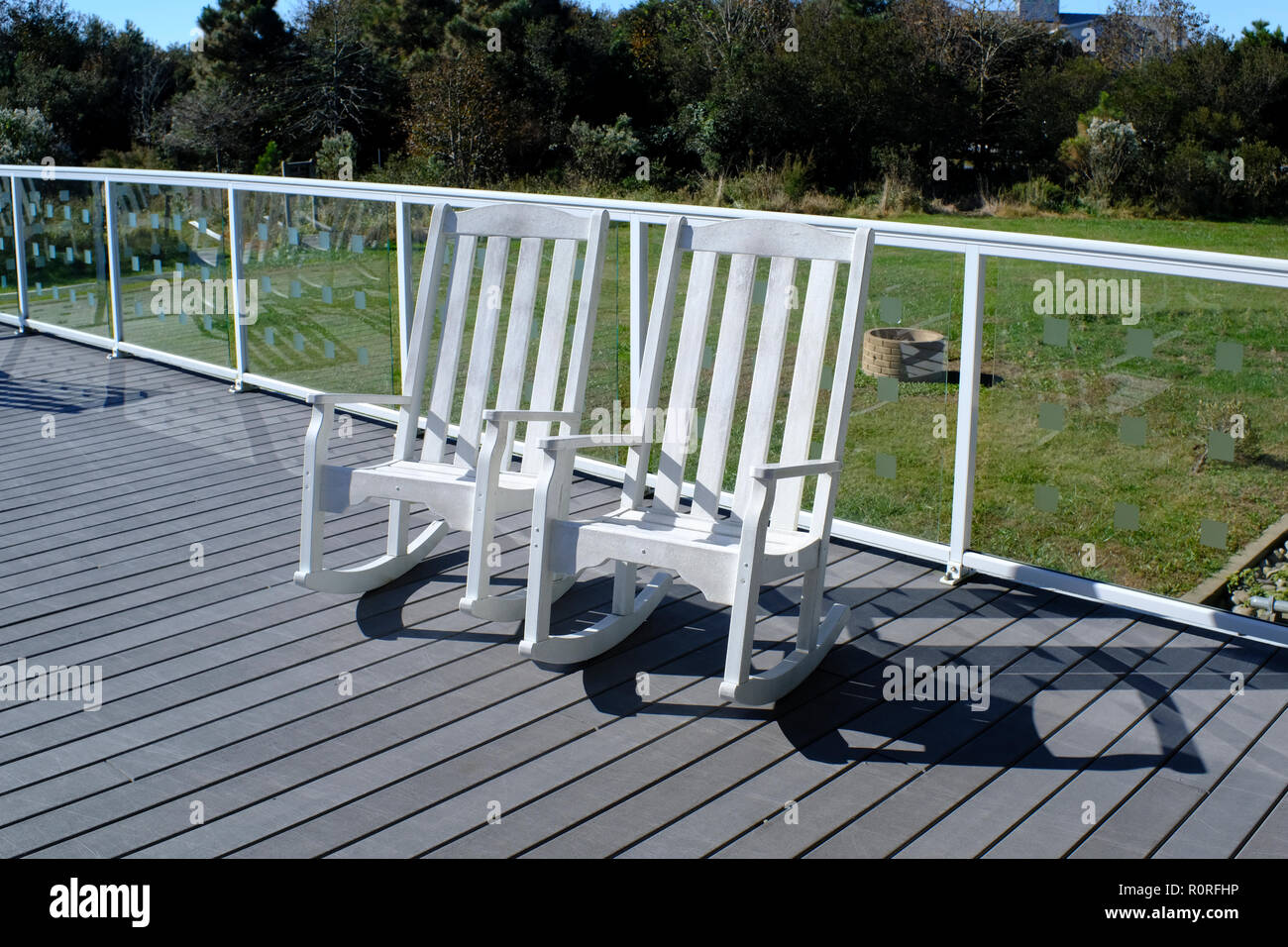 White deck chairs hi-res stock photography and images - Alamy