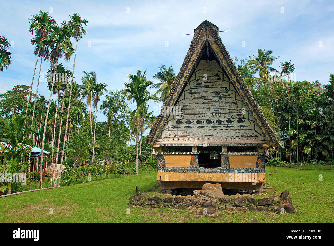 Traditionelles Männerhaus aus der Zeit des traditionellen Verwaltungssystems, Palau, Mikronesien |  Traditional men house on Palau island, Micronesia Stock Photo