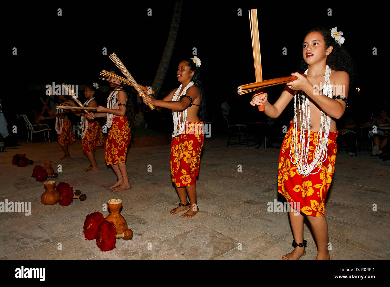 Einheimische Mädchen beim traditionellen Tanz, Palau, Mikronesien | Local dancing women, Palau, Micronesia Stock Photo