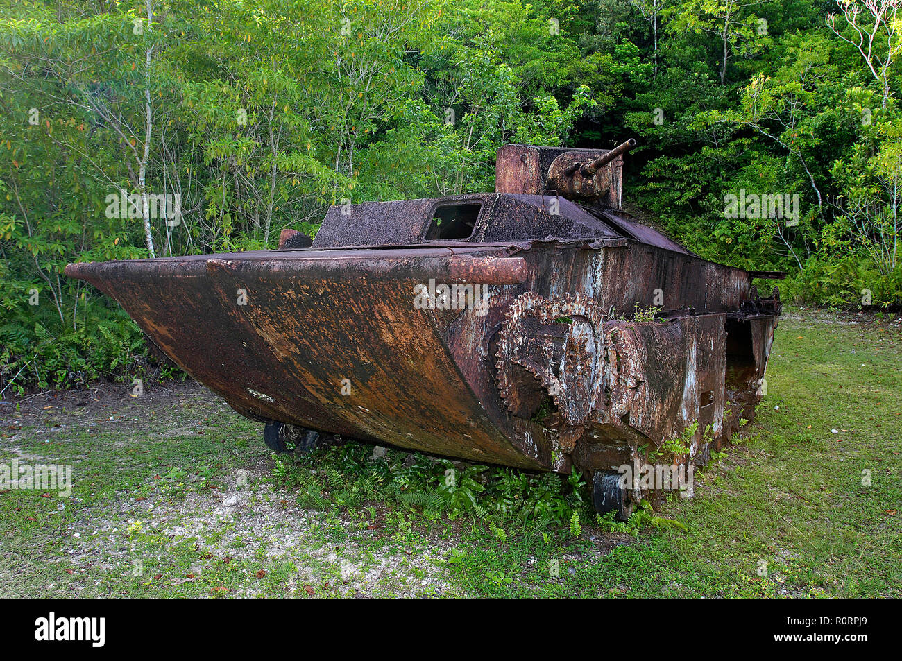 Verrosteter Panzer aus dem 2. Weltkrieg im Dschungel, Palau, Mikronesien | Rusty tank of 2nd world war at jungle, Palau, Micronesia Stock Photo