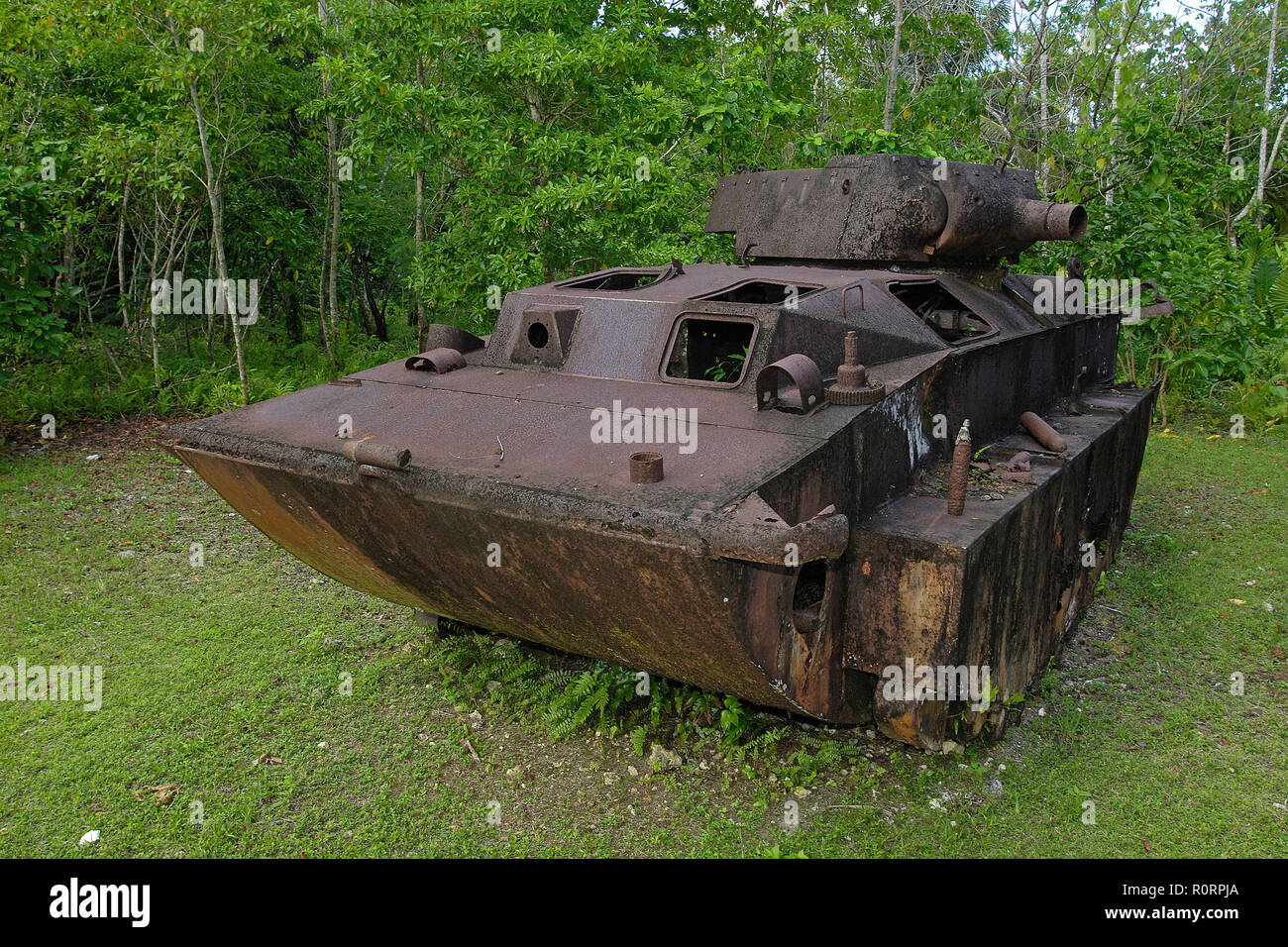 Verrosteter Panzer aus dem 2. Weltkrieg im Dschungel, Palau, Mikronesien | Rusty tank of 2nd world war at jungle, Palau, Micronesia Stock Photo