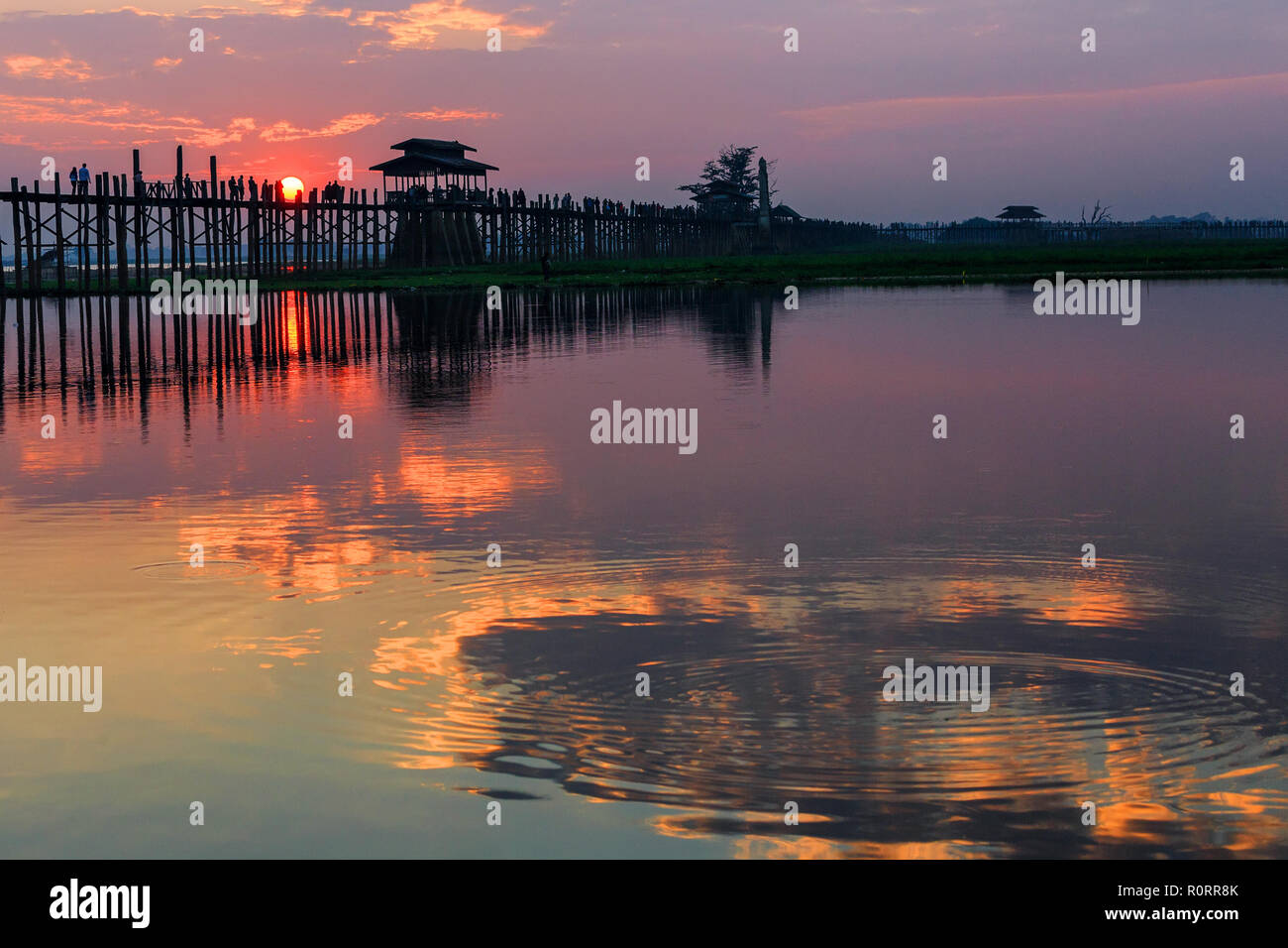 U bein wooden teck bridge with reflections at susnet in Amarapura ...