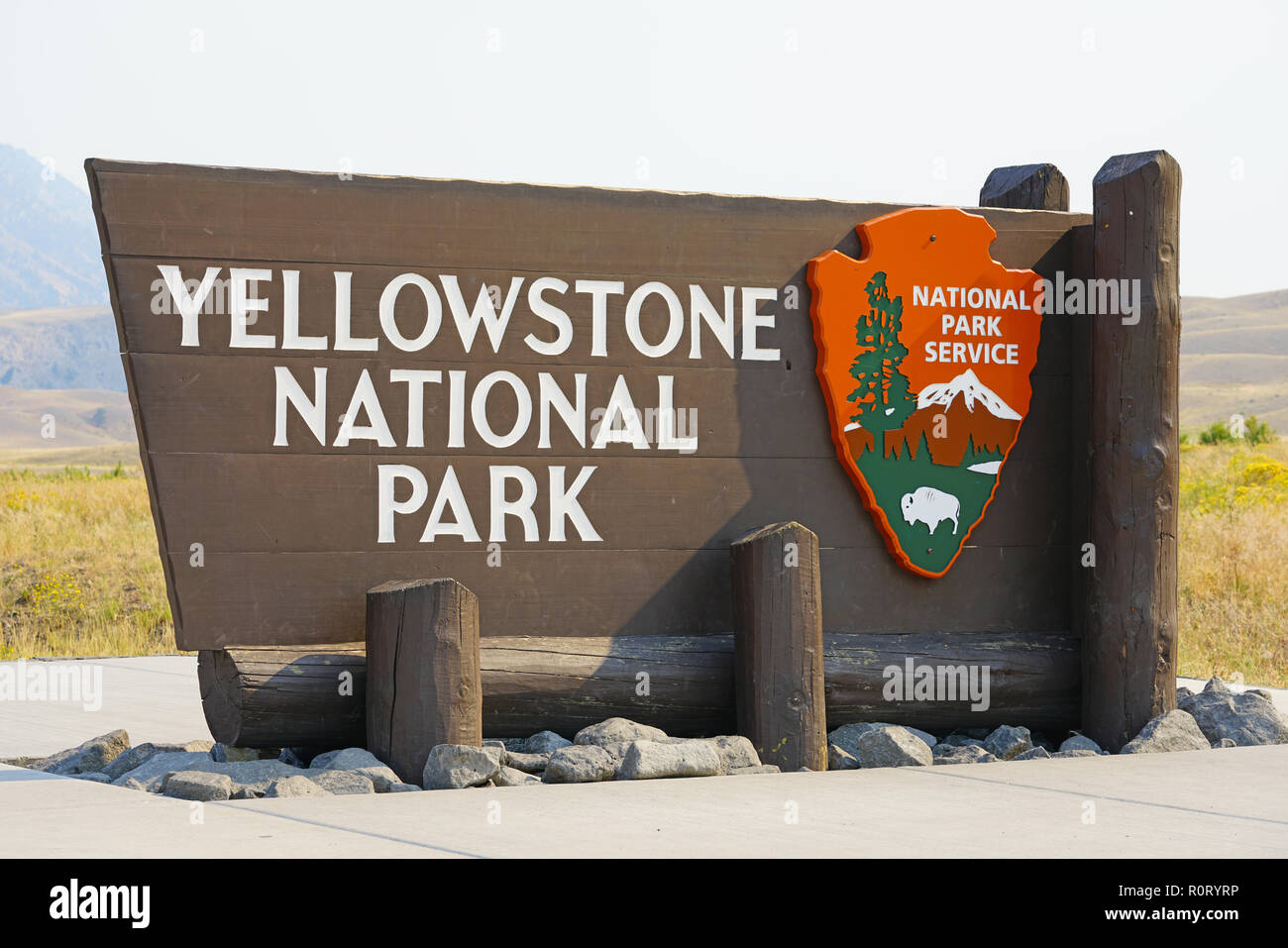 GARDINER, MT -5 SEP 2018- View of the entrance sign to Yellowstone National  Park at the border between Montana and Wyoming, United States Stock Photo -  Alamy