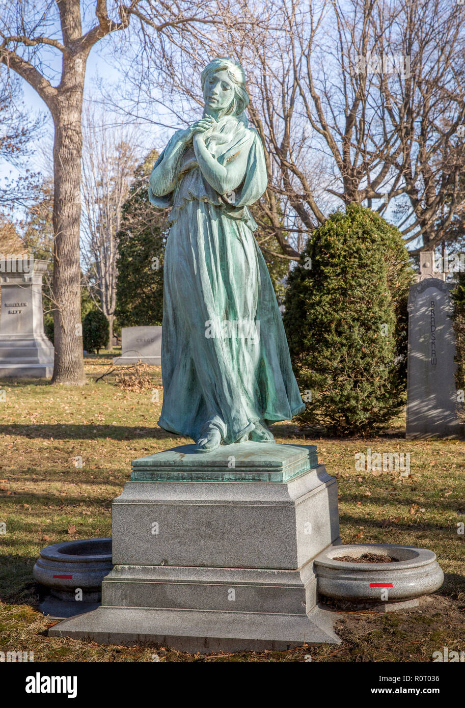 20th century bronze sculpture by Nellie Verne Walker marking the graves of Helen Diggins McMullen (1892-1918) and Donald Bartley McMullen (1892-1966)  Stock Photo