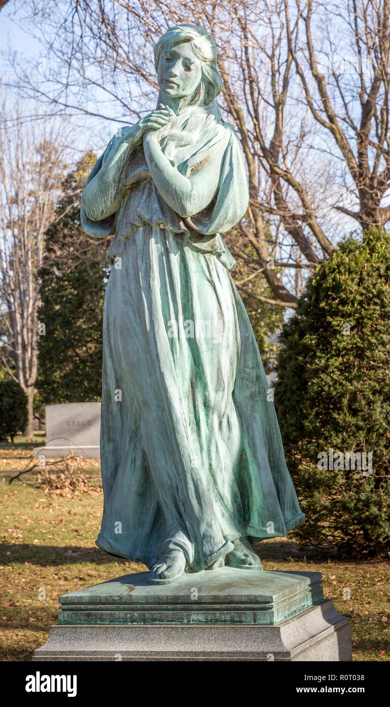 20th century bronze sculpture by Nellie Verne Walker marking the graves of Helen Diggins McMullen (1892-1918) and Donald Bartley McMullen (1892-1966)  Stock Photo