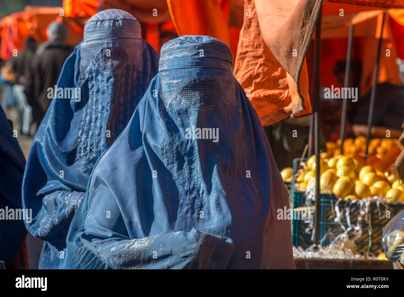 Two Women Wearing Blue Burqa Buying Fruits At The Mazar-e Sharif Central Bazaar, Maraz-e Sharif, Balkh Province, Afghanistan Stock Photo
