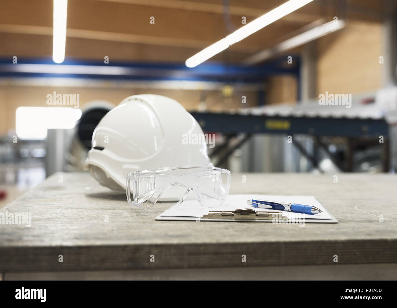 Arbeitsschutz, Helm und Schutzbrille Stock Photo