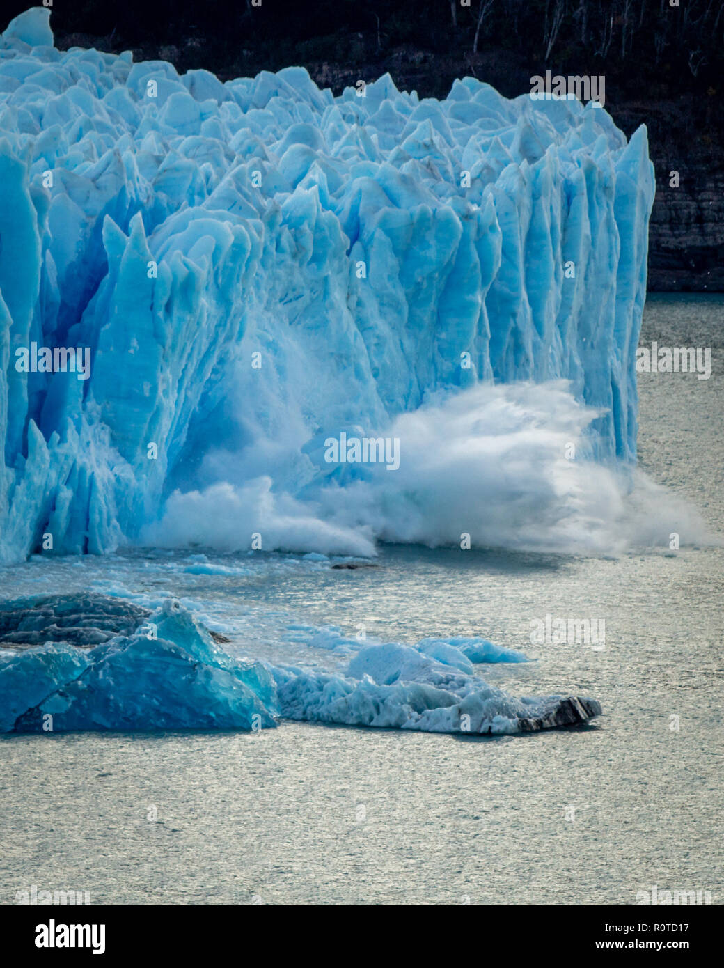 ice breaking and splashing at water on glaciar Perito Moreno, El Calafate, Argentina, Patagonia Stock Photo