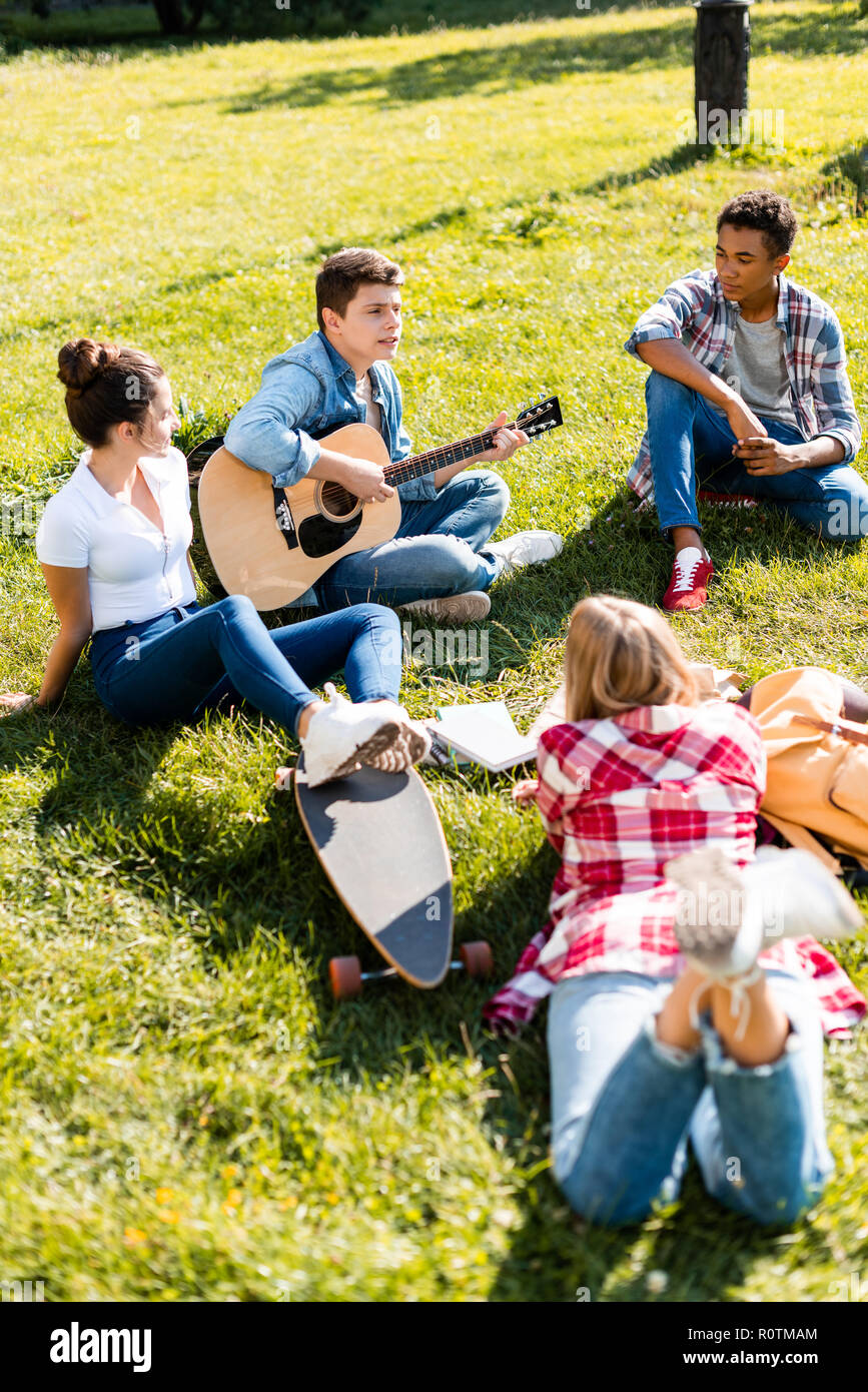 Teenagers talking. как подростки проводят вместе время картинки. молодежь картинки для детей. подростки на каникулах. Teens spending time together.
