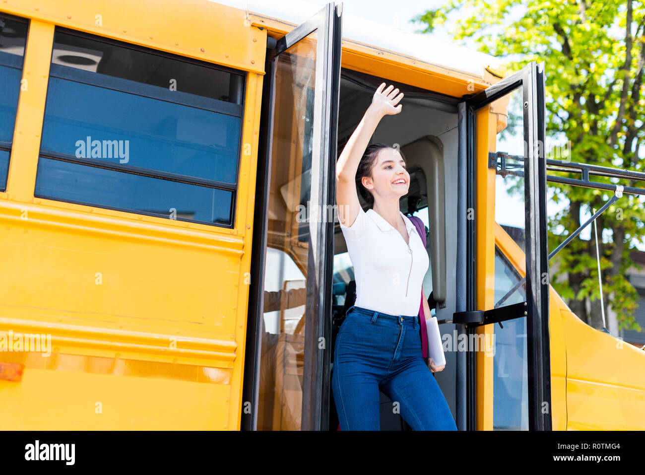 выходить из автобуса. девушка выходит из маршрутки. автобус из. девушки в школьном автобусе. девушка выходит из автобуса.