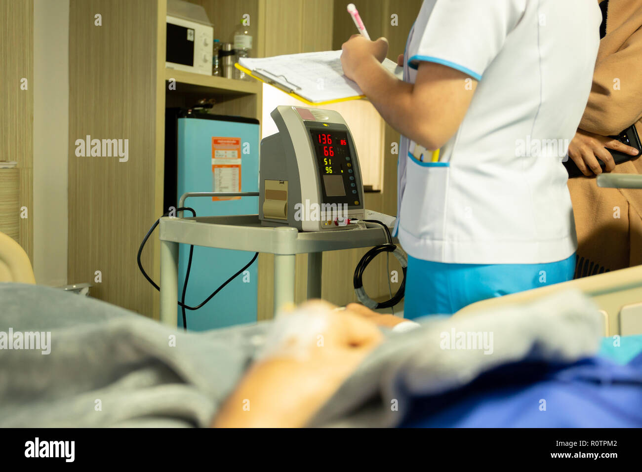 Проверить в больнице ли человек. Состояние пациента в больнице. Маленьким детям проверяют в больнице п*****. Носилки в больнице. Номер телефона больницы.