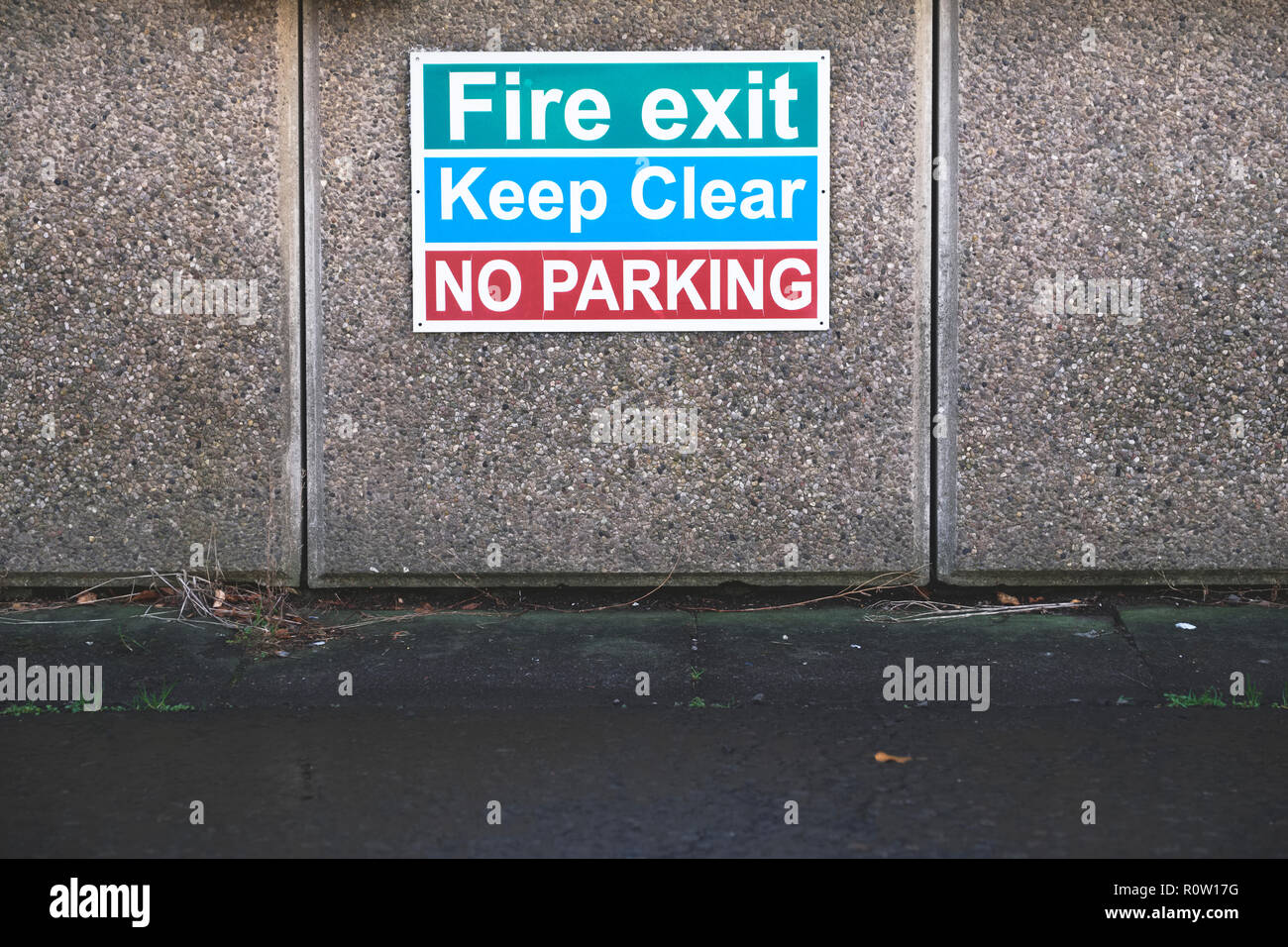 Cartello Uscita Di Sicurezza "Fire Exit / Keep Clear" In Plastica Rigida, 600x400 Mm, Norme EN ISO 7010 - 4