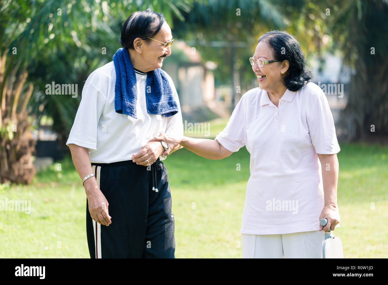Old couple hand in hand hi-res stock photography and images - Alamy