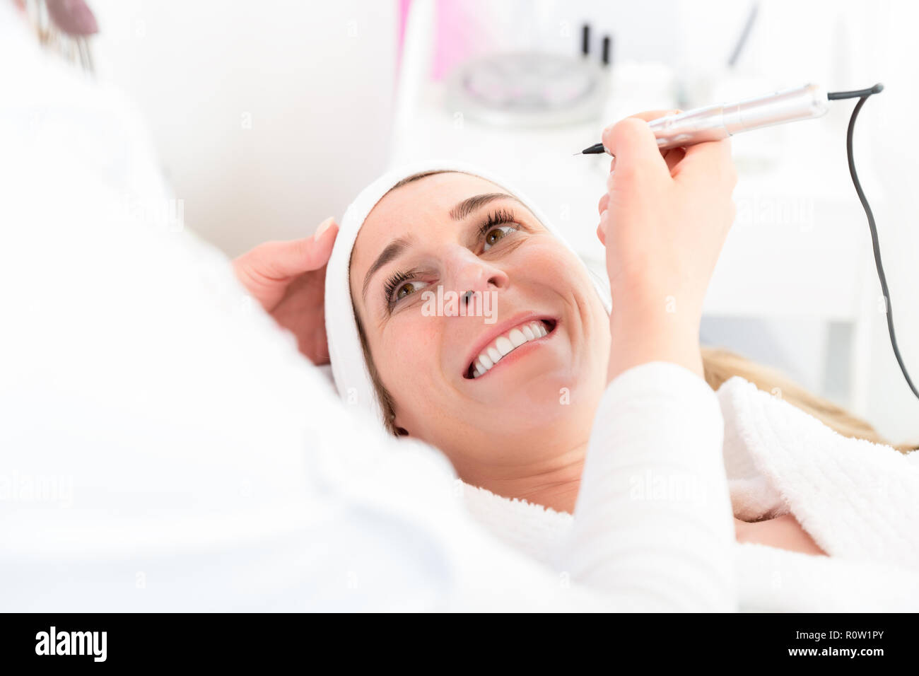 Woman in beauty salon hi-res stock photography and images - Alamy