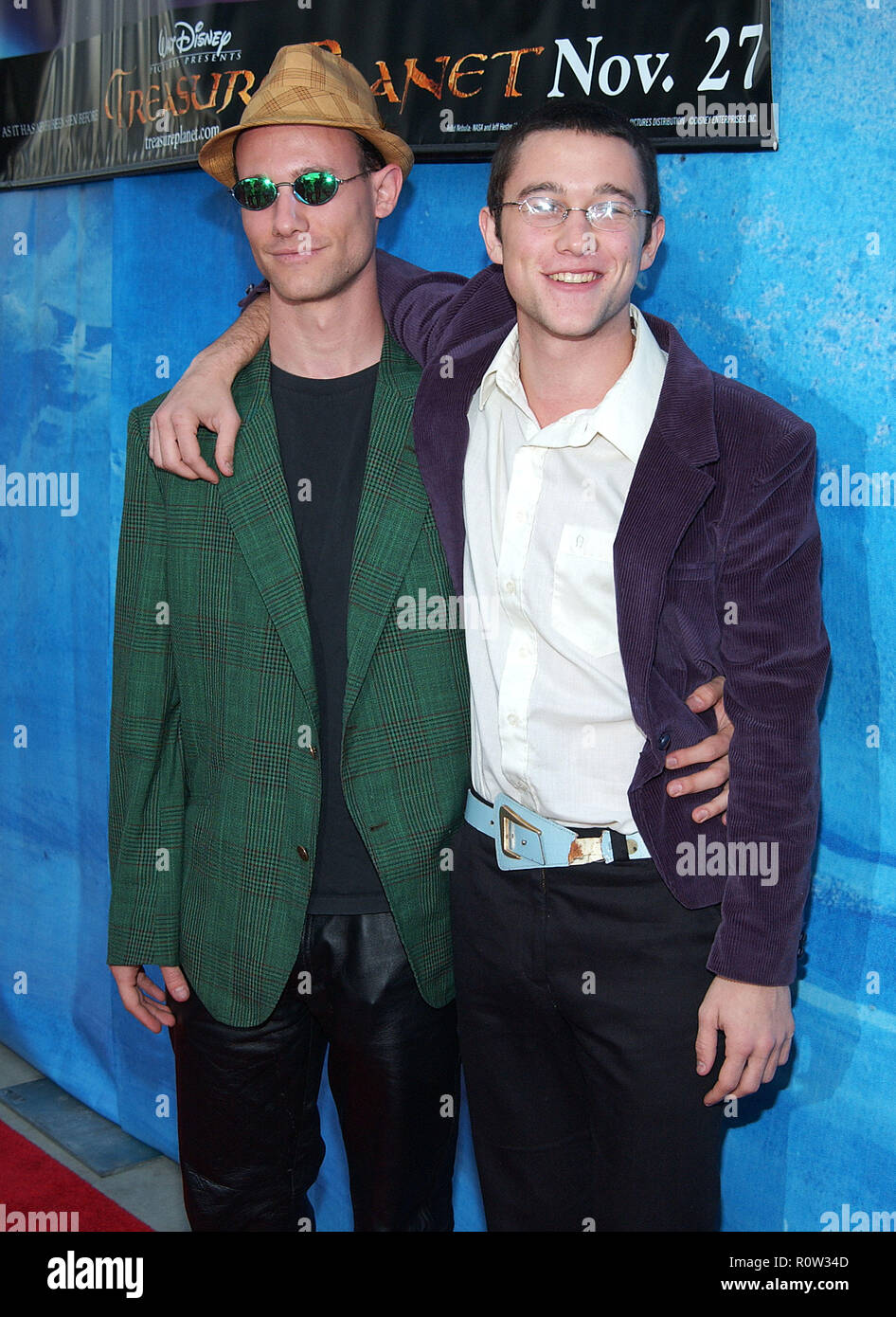 Joseph Gordon Levitt Posing Brother Dan At The Premiere Of Treasure Planet At The Cinerama Dome In Los Angeles November 17 2002 Stock Photo Alamy
