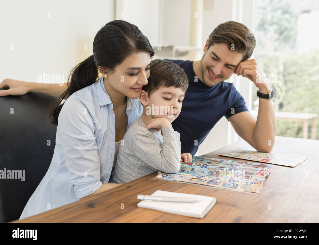 Familie Beim Studieren Von Werbeprospekten Model Released Stock Photo Alamy