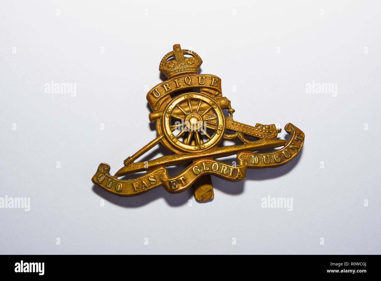 Second World War British Army Royal Artillery cap badge and Latin motto Ubique Quo Fas et Gloria Ducunt. Gun. Cannon. Isolated on a white background Stock Photo