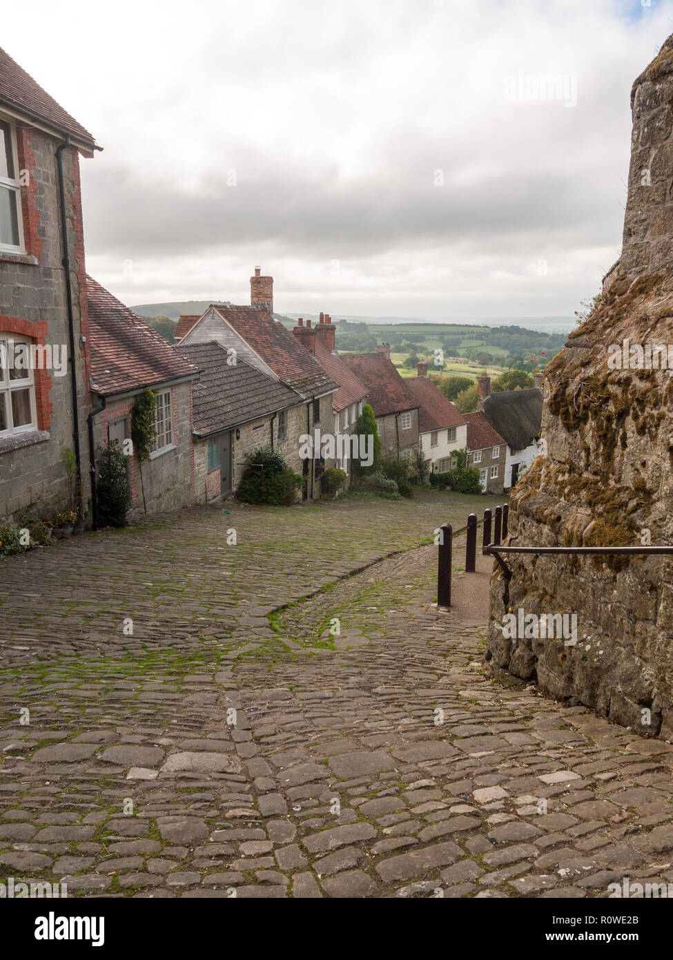 gold hill shaftesbury beautiful old england walkway path cottages