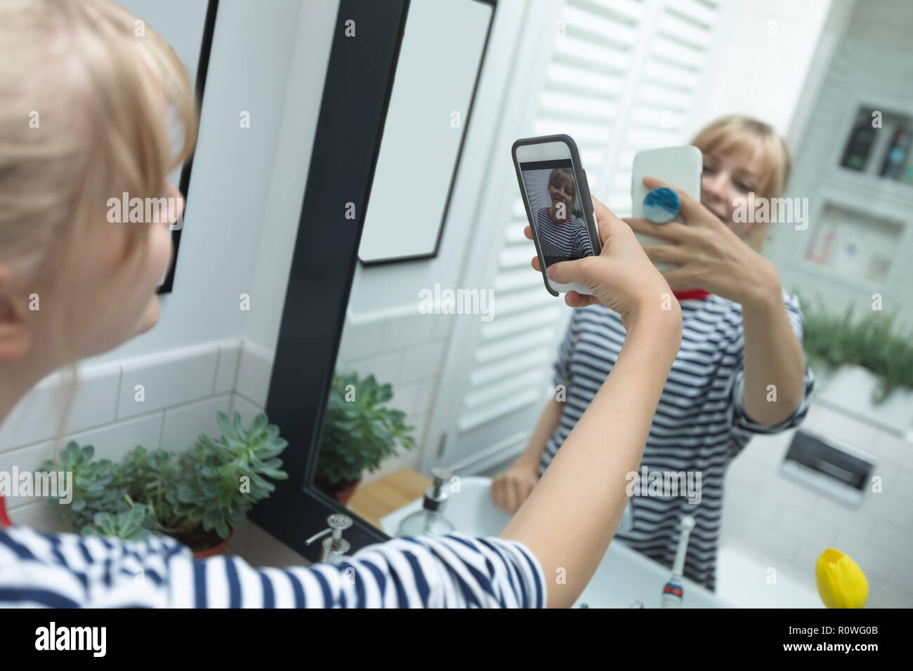 Mirror selfie hi-res stock photography and images - Alamy