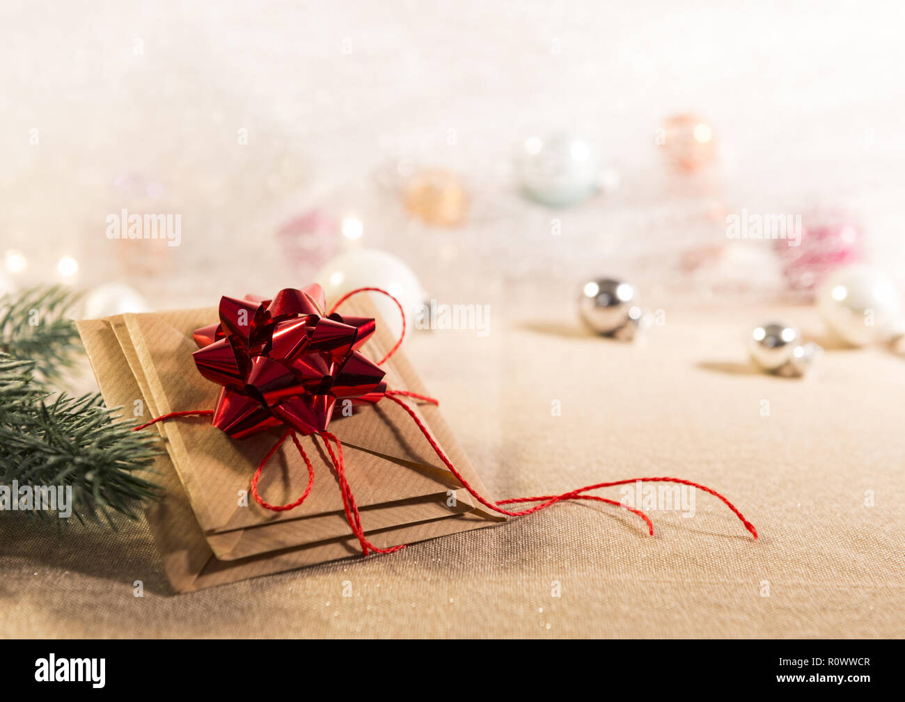 Weihnachtsgeschenk mit roter Schleife Stock Photo