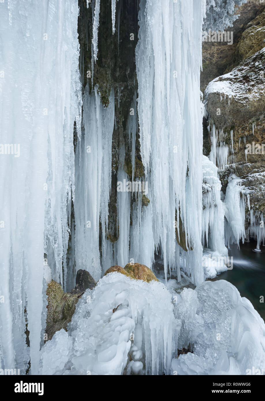 ARZMOOSER WASSERFALL BEI FLINTSBACH RIESIGER EISZAPFEN TRIFFT intelligence overview