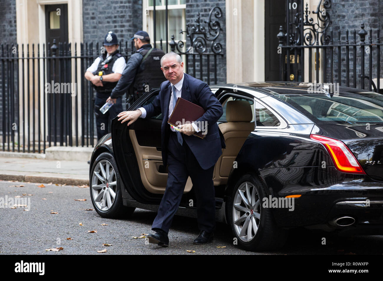 London, UK. 6th November, 2018. Geoffrey Cox QC MP, Attorney General, arrives at 10 Downing Street for a meeting. Stock Photo