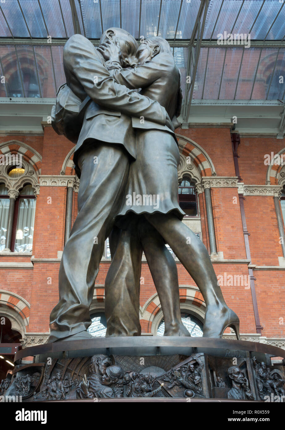 Kissing Couple Statue, St Pancras Station, London Stock Photo