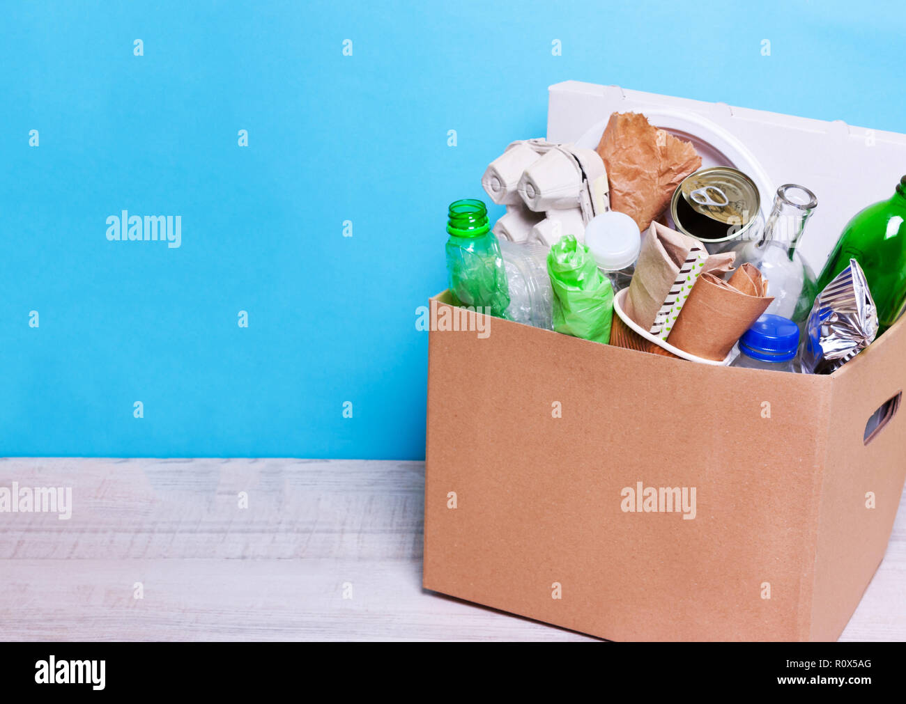 Sorting cans and bottles hires stock photography and images Alamy