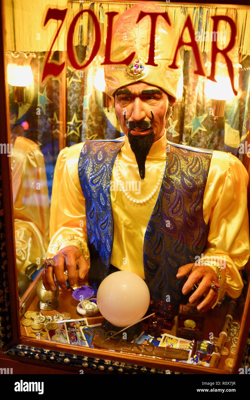 Zoltar machine from movie big hi-res stock photography and images - Alamy