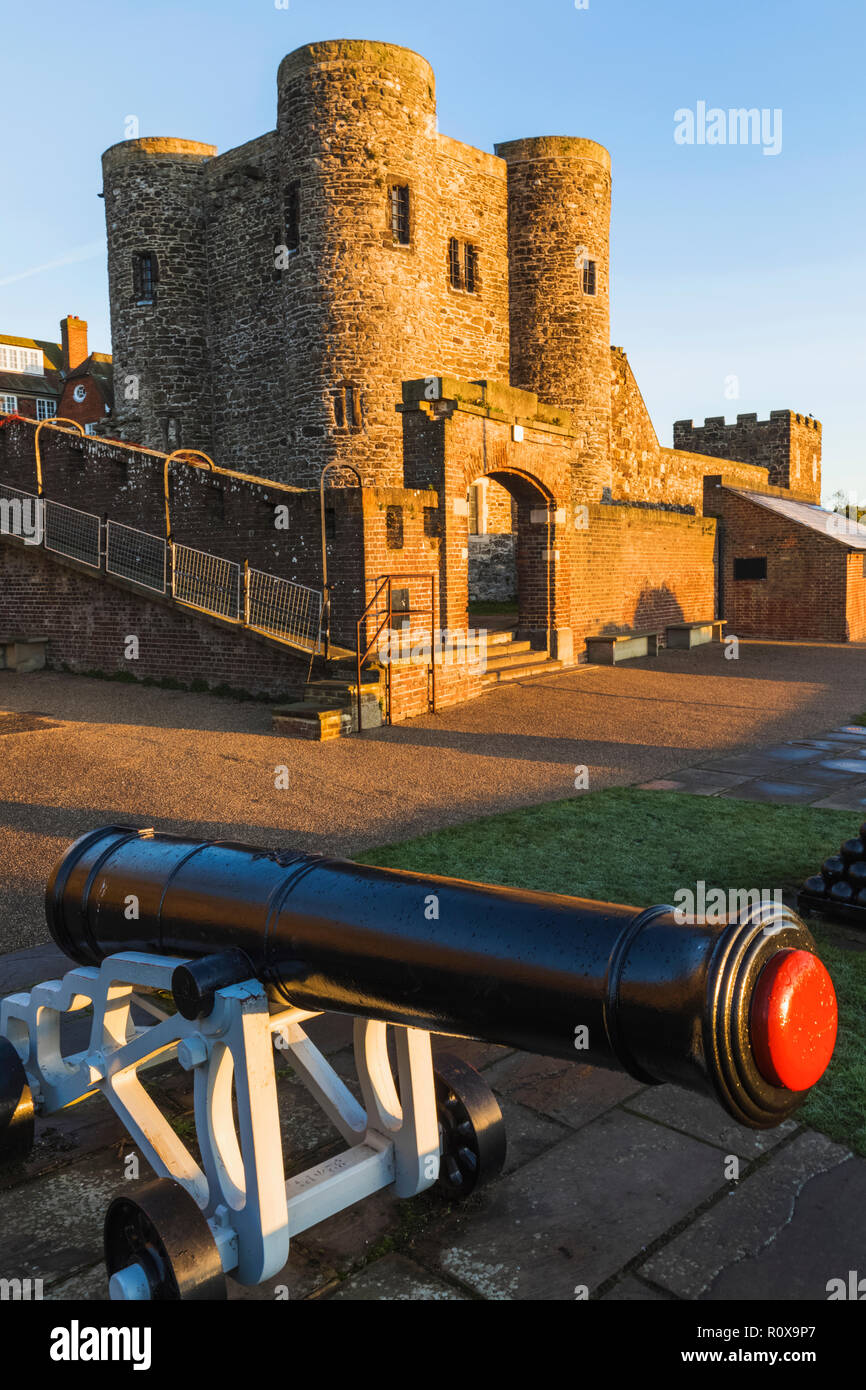 Ypres castle canon hi-res stock photography and images - Alamy