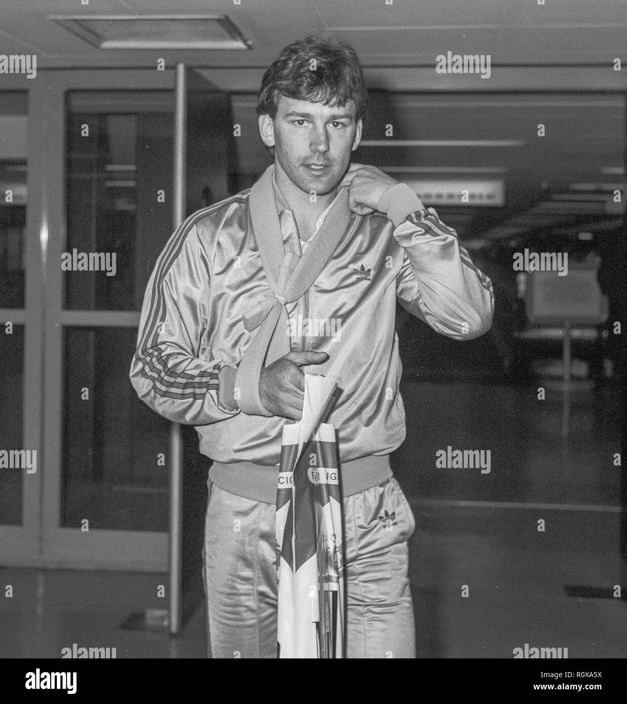 Footballer Bryan Robson arriving at Heathrow with an injured arm in March 1986. Stock Photo