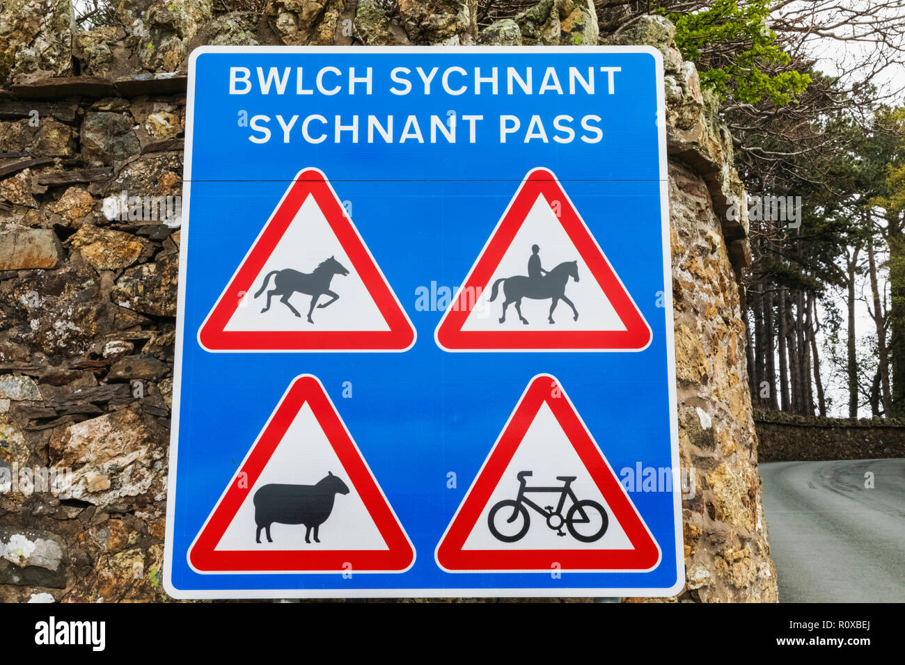 Wales, Gwynedd, Conwy, Sychnant Pass, Dual Language Road Sign Stock ...