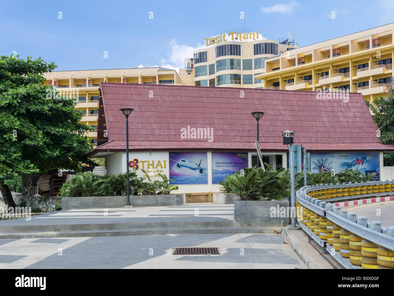 PATTAYA,THAILAND - OCTOBER 12,2018: Beachroad This is an travel office of Thai Airways.Behind is the expensive Dusit Thai hotel,which has a big garden Stock Photo