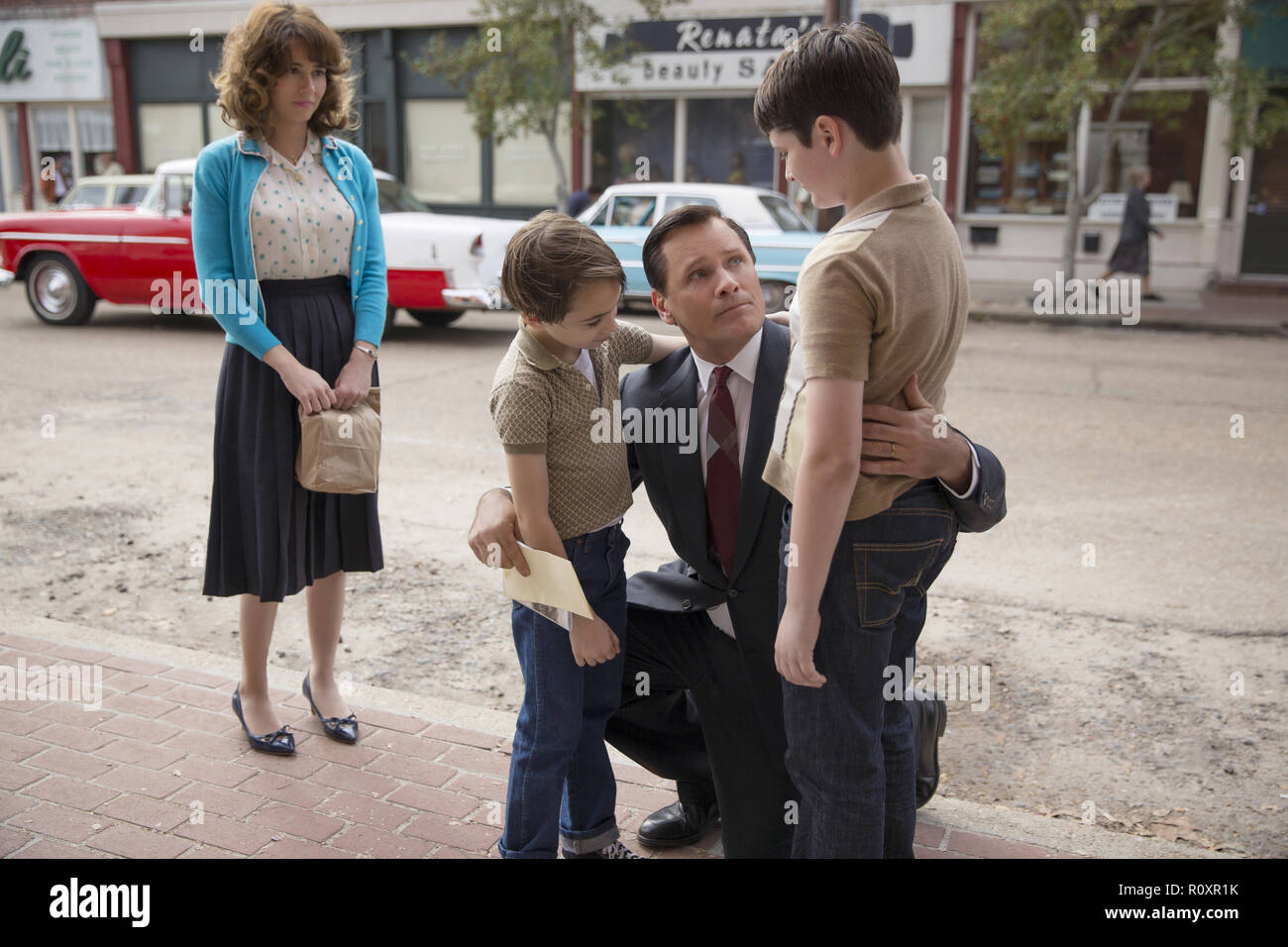 Dolores Vallelonga (Linda Cardellini, left) watches as her husband, Tony (Viggo Mortensen) says goodbye to their sons Frankie Vallelonga (Gavin Foley, left) and Nick Vallelonga (Hudson Galloway, right) in 'Green Book,' directed by Peter Farrelly. (2018) (Credit Photo: Universal Studios / The Hollywood Archive) Stock Photo