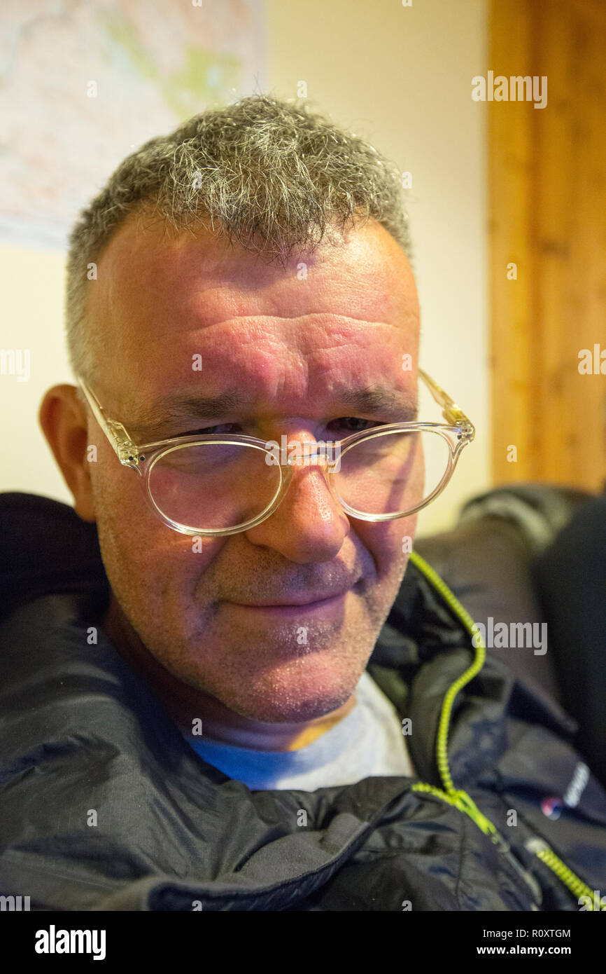 Man wearing reading glasses hi-res stock photography and images - Alamy