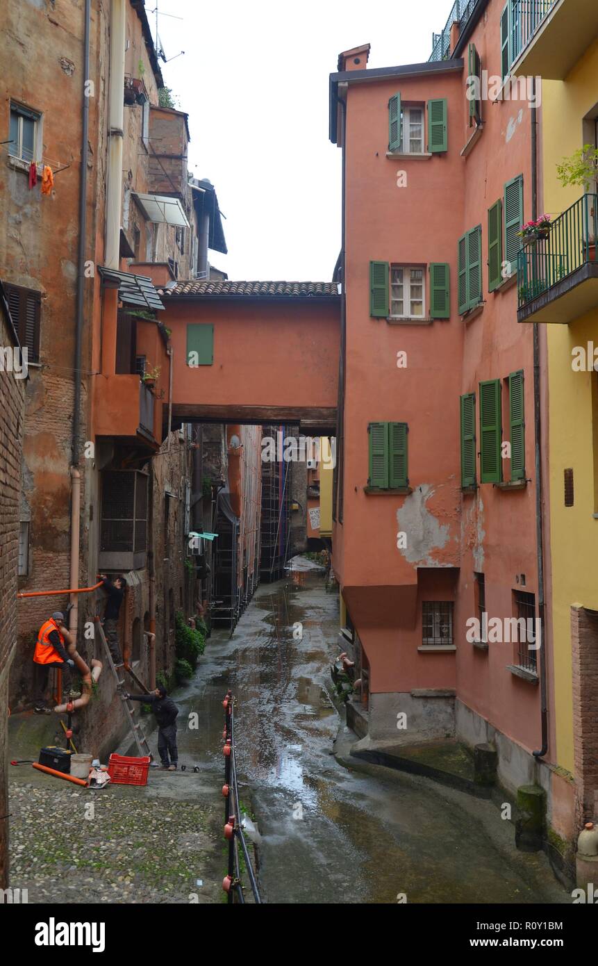 Bologna in der Provinz Emilia-Romagna, Italien: Der Kanal La Piccola Venezia während der Reinigung Stock Photo