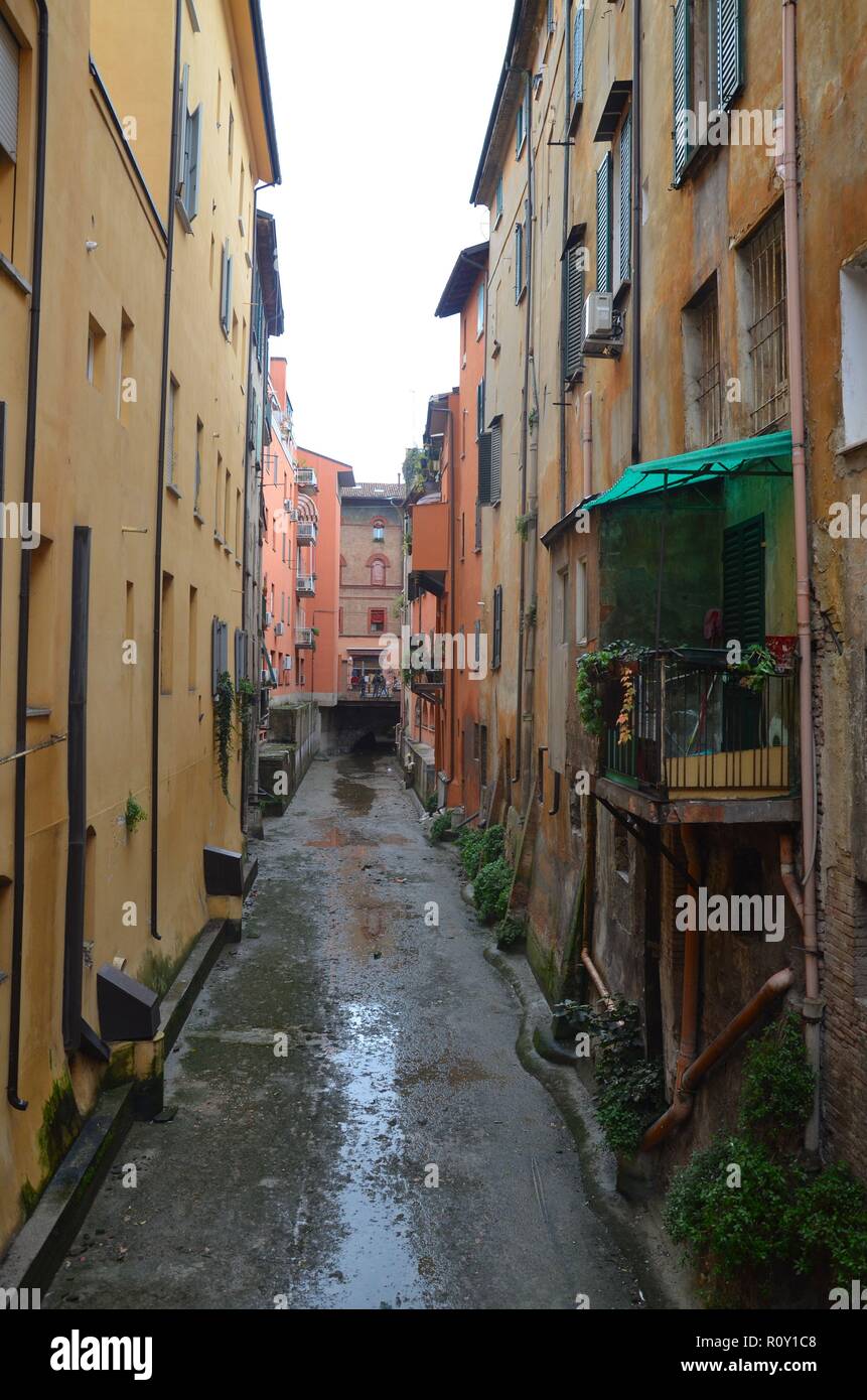 Bologna in der Provinz Emilia-Romagna, Italien: Der Kanal La Piccola Venezia während der Reinigung Stock Photo